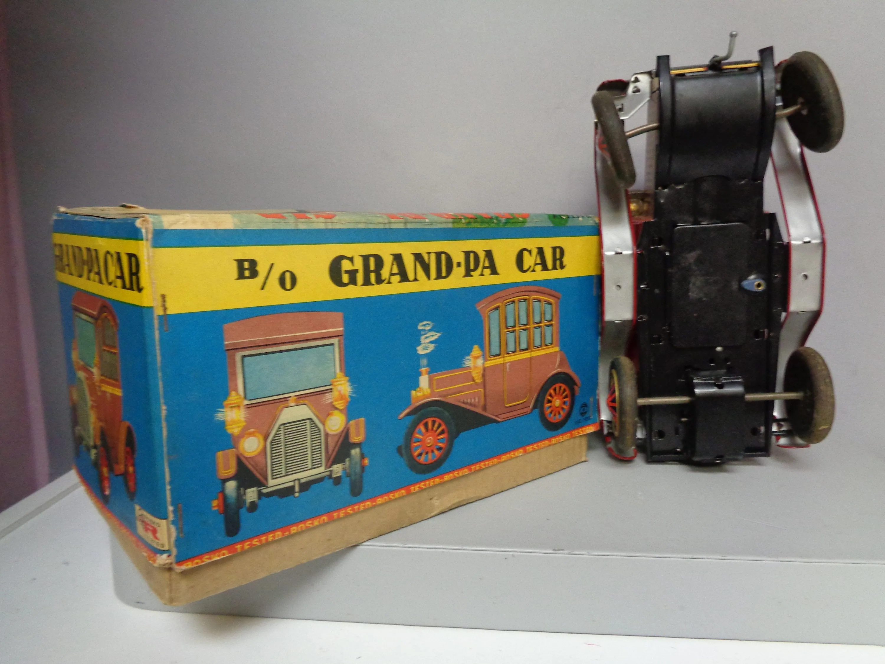 A Gem! GRANDPA CAR, 1440,Battery Operated,Tin litho Toy Car,1960s Made in JAPAN by Rosko,Antique Automobile