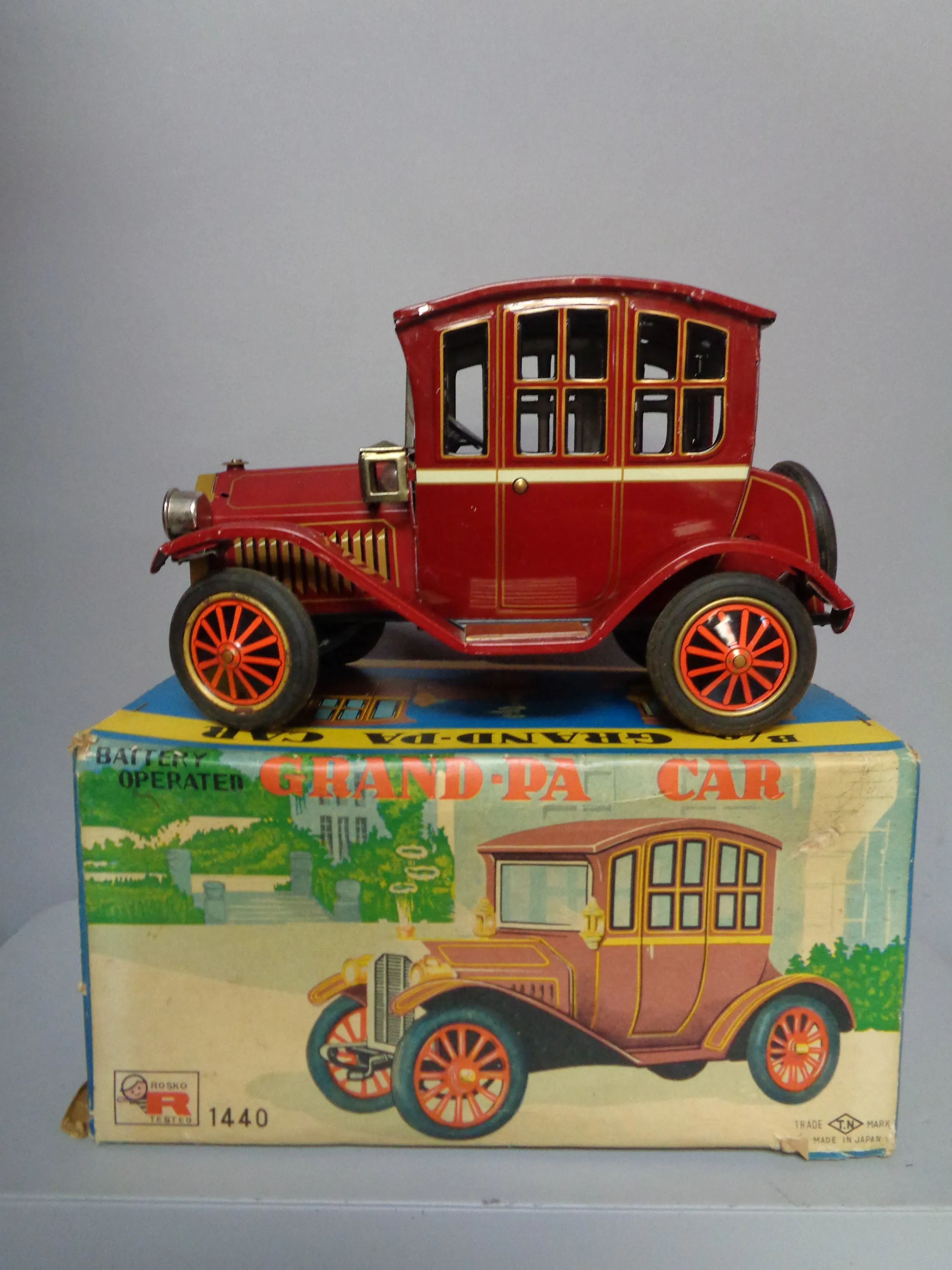 A Gem! GRANDPA CAR, 1440,Battery Operated,Tin litho Toy Car,1960s Made in JAPAN by Rosko,Antique Automobile